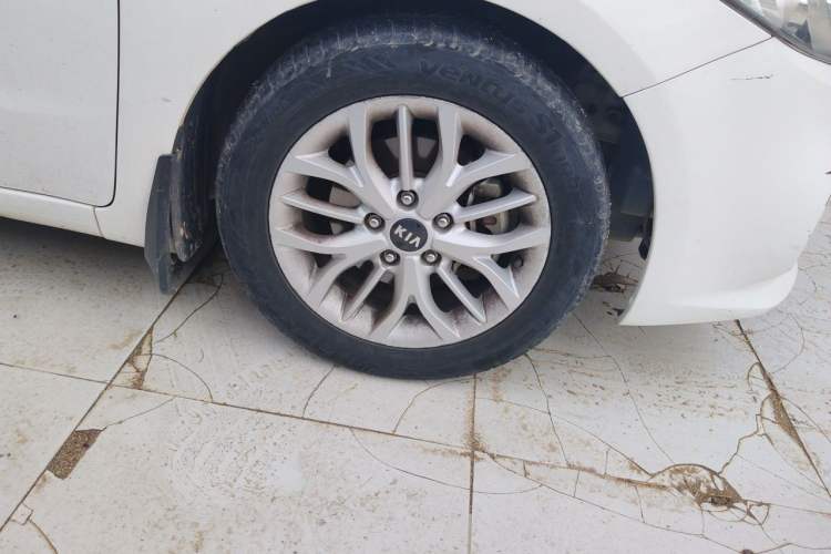 Used Kia K3S 2014 1.6L Automatic GLS Right Front Wheel Hub