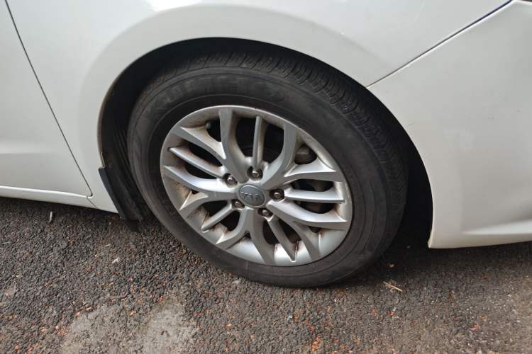 Used Kia K3S 2014 1.6L Automatic GLS Right Front Wheel Hub