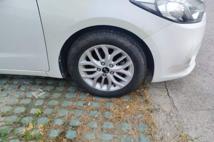 Used Kia K3S 2014 1.6L Automatic GLS Right Front Wheel Hub