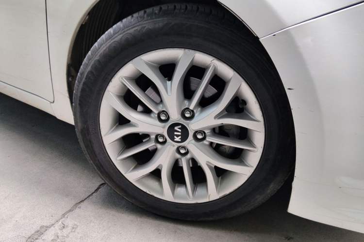 Used Kia K3S 2014 1.6L Automatic DLX Right Front Wheel Hub