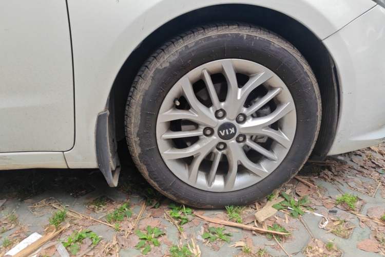 Used Kia K3S 2014 1.6L Automatic GLS Right Front Wheel Hub