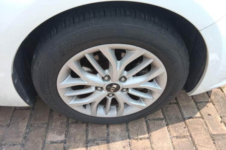 Used Kia K3S 2014 1.6L Automatic GLS Right Front Wheel Hub