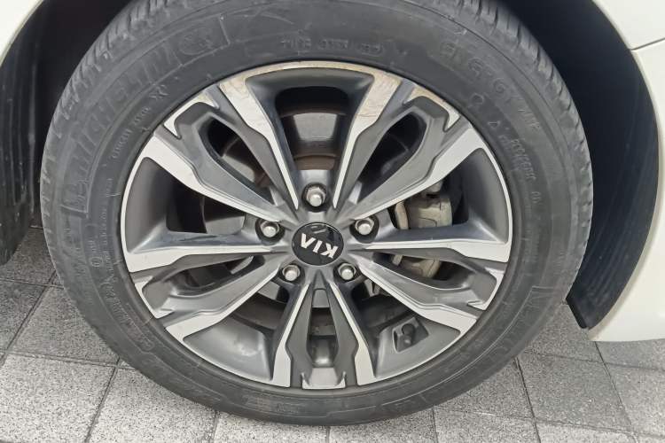 Used Kia K3S 2014 1.6L Automatic GLS Right Front Wheel Hub