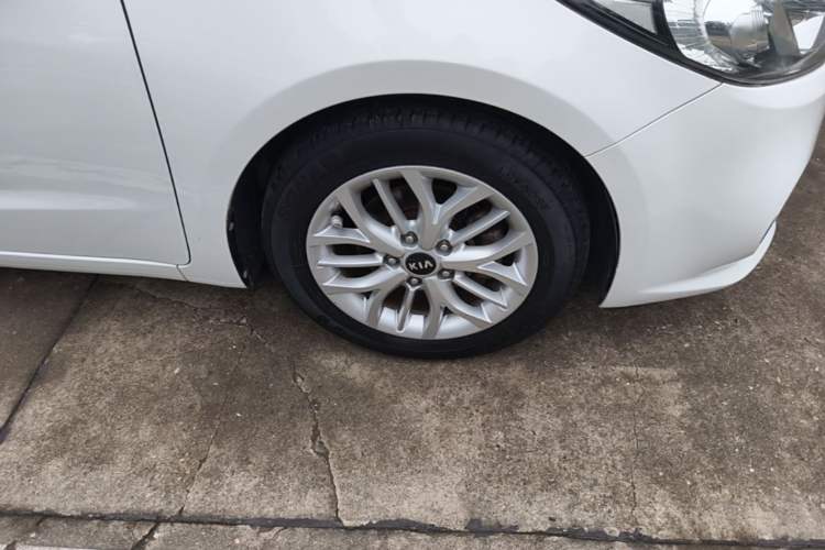 Used Kia K3S 2014 1.6L Automatic DLX Right Front Wheel Hub