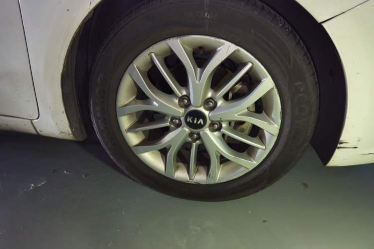 Used Kia K3S 2014 1.6L Automatic GLS Right Front Wheel Hub