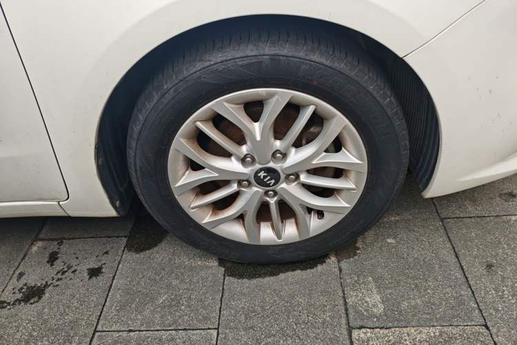 Used Kia K3S 2014 1.6L Automatic GLS Right Front Wheel Hub