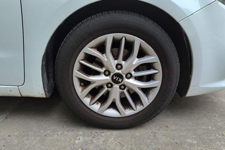 Used Kia K3S 2014 1.6L Automatic GLS Right Front Wheel Hub