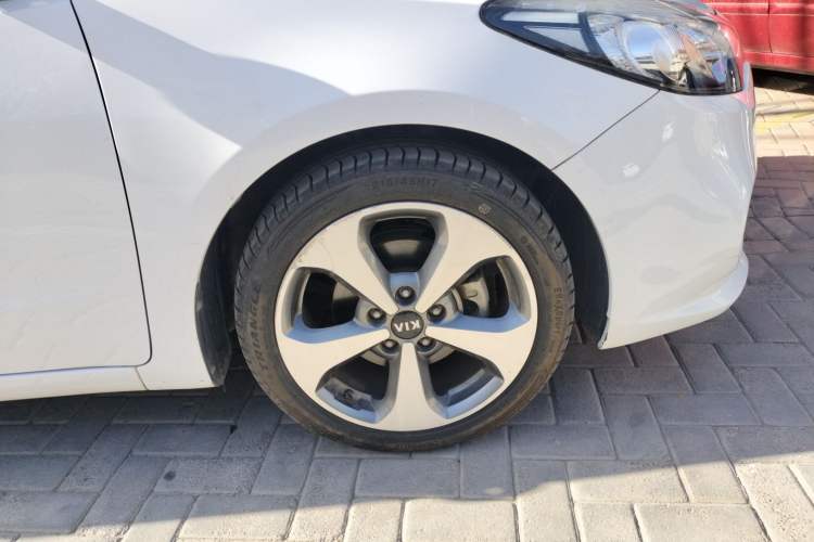 Used Kia K3S 2014 1.6L Automatic Premium Right Front Wheel Hub