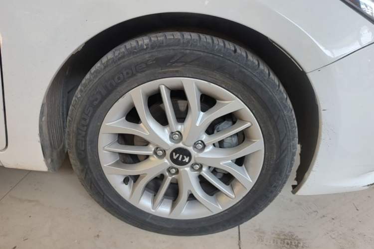 Used Kia K3S 2014 1.6L Automatic DLX Right Front Wheel Hub