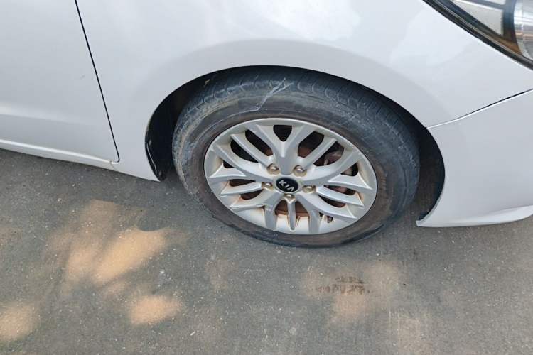 Used Kia K3S 2014 1.6L Automatic GLS Right Front Wheel Hub