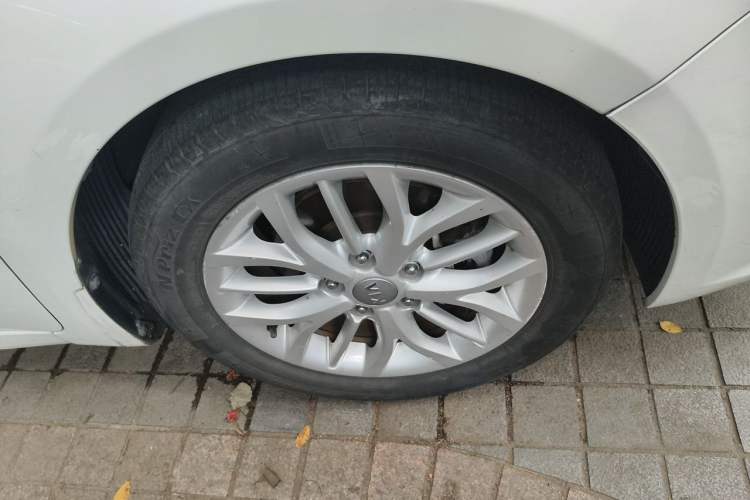 Used Kia K3S 2014 1.6L Automatic DLX Right Front Wheel Hub