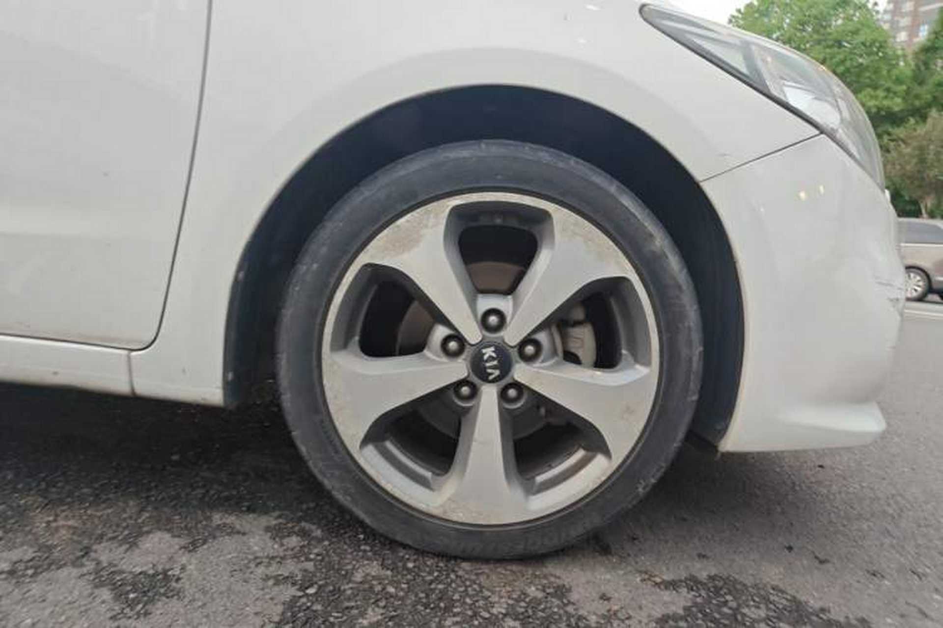 Used Kia K3S 2014 1.6L Automatic Premium Right Front Wheel Hub