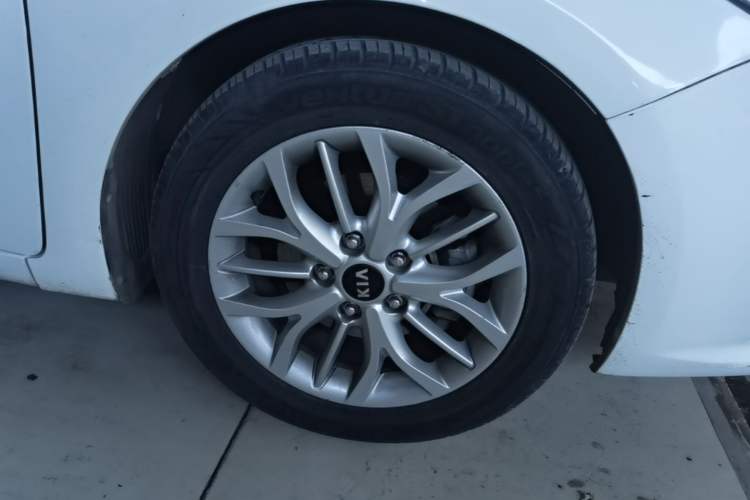 Used Kia K3S 2014 1.6L Automatic DLX Right Front Wheel Hub