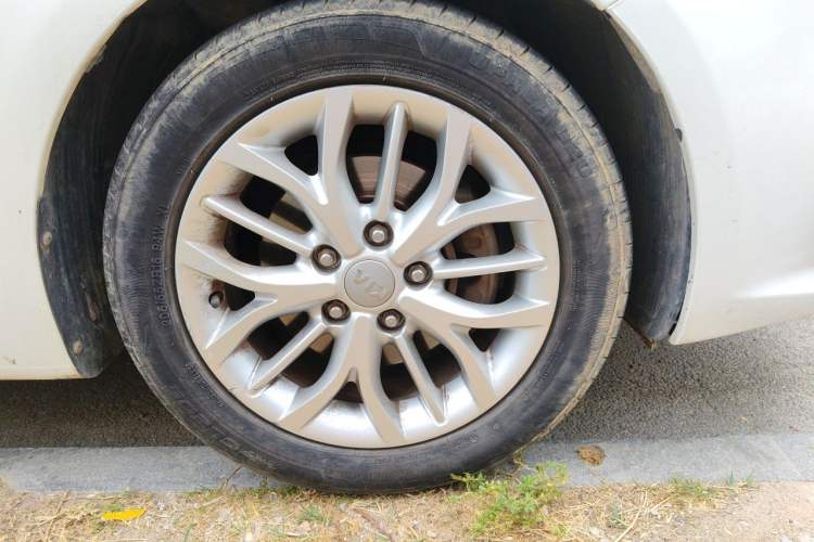 Used Kia K3S 2014 1.6L Automatic GLS Right Front Wheel Hub