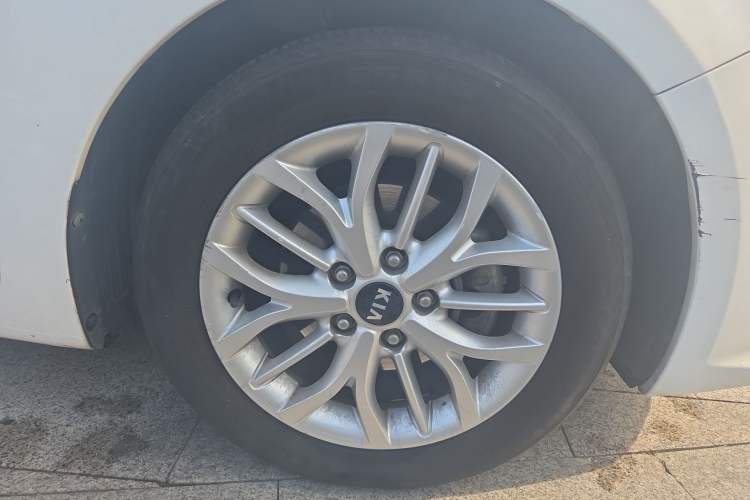 Used Kia K3S 2014 1.6L Automatic GLS Right Front Wheel Hub