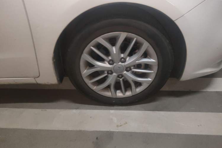 Used Kia K3S 2014 1.6L Automatic DLX Right Front Wheel Hub