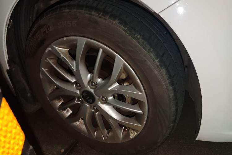 Used Kia K3S 2014 1.6L Automatic GLS Right Front Wheel Hub