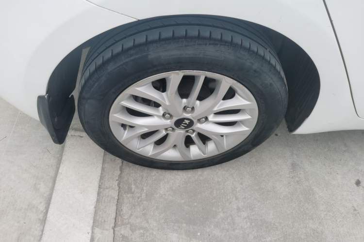 Used Kia K3S 2014 1.6L Automatic DLX Right Rear Wheel Hub