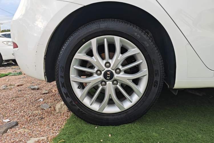 Used Kia K3S 2014 1.6L Automatic GLS Right Rear Wheel Hub