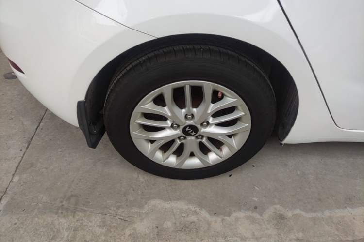 Used Kia K3S 2014 1.6L Automatic GLS Right Rear Wheel Hub