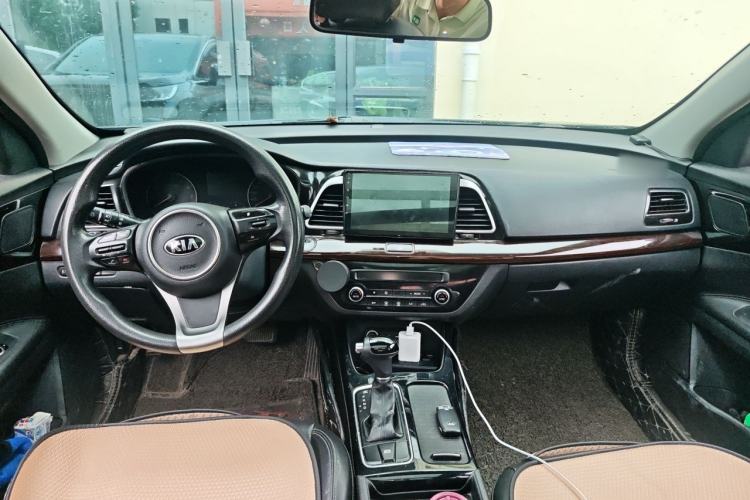 Used Kia K4 2014 1.8L Automatic GLS Center Console