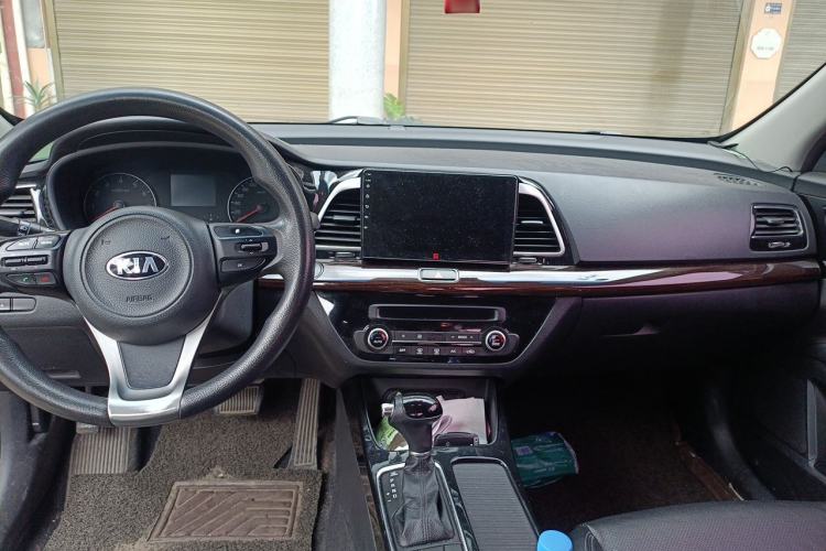 Used Kia K4 2014 1.8L Automatic GLS Center Console