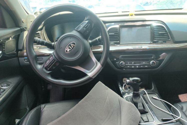 Used Kia K4 2014 1.8L Automatic GLS Center Console