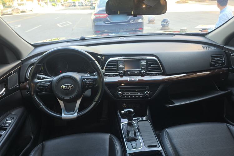 Used Kia K4 2014 1.8L Automatic GLS Center Console