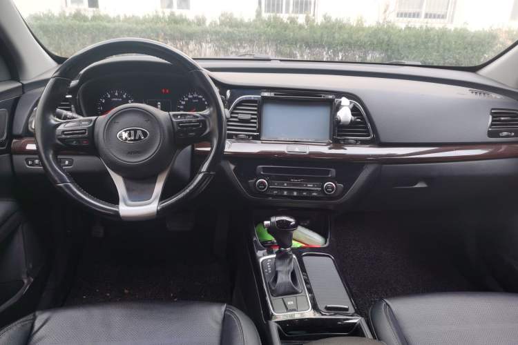 Used Kia K4 2014 1.8L Automatic DLX Center Console