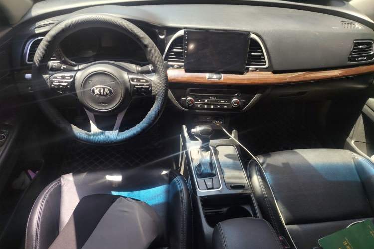 Used Kia K4 2014 1.8L Automatic DLX Center Console