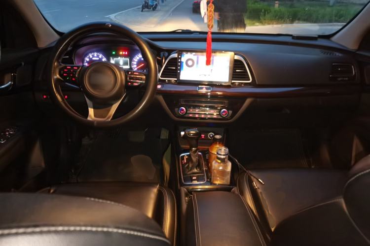 Used Kia K4 2014 1.8L Automatic GLS Center Console
