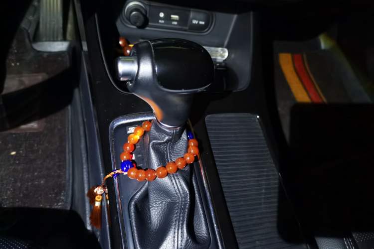 Used Kia K4 2014 1.8L Automatic DLX Gear Lever