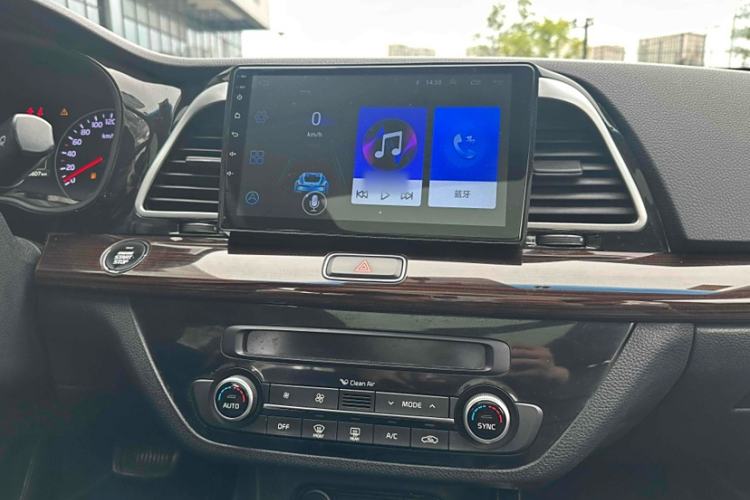 Used Kia K4 2014 1.8L Automatic DLX Interior 4