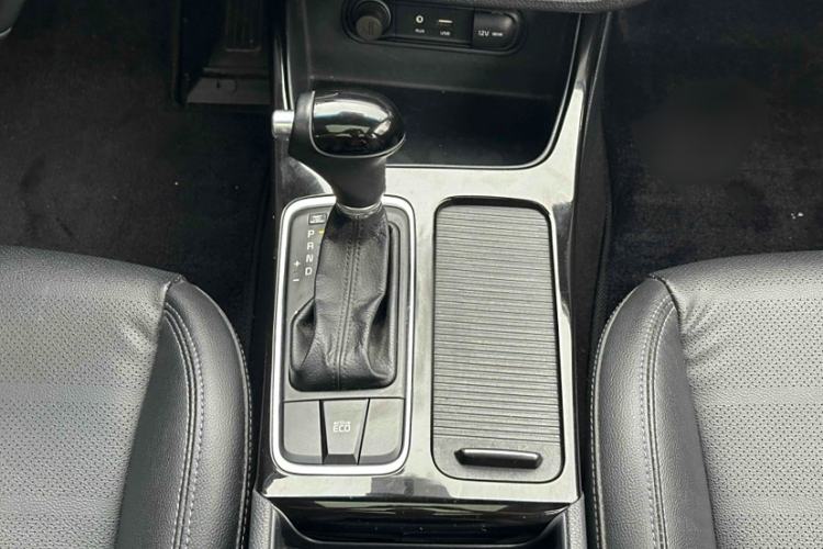 Used Kia K4 2014 1.8L Automatic DLX Interior 5