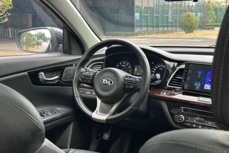 Used Kia K4 2014 1.8L Automatic DLX Interior 9
