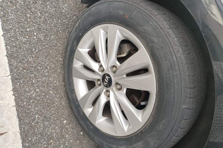 Used Kia K4 2014 1.8L Automatic GLS Left Front Wheel Hub
