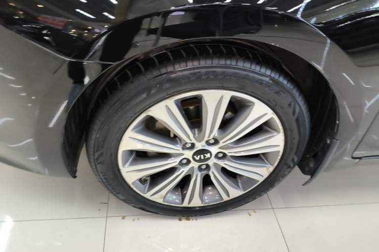 Used Kia K4 2014 1.8L Automatic DLX Left Front Wheel Hub
