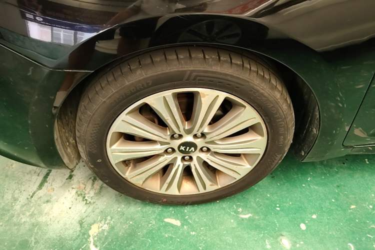 Used Kia K4 2014 1.8L Automatic DLX Left Front Wheel Hub