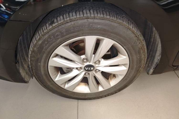 Used Kia K4 2014 1.8L Automatic GLS Left Front Wheel Hub