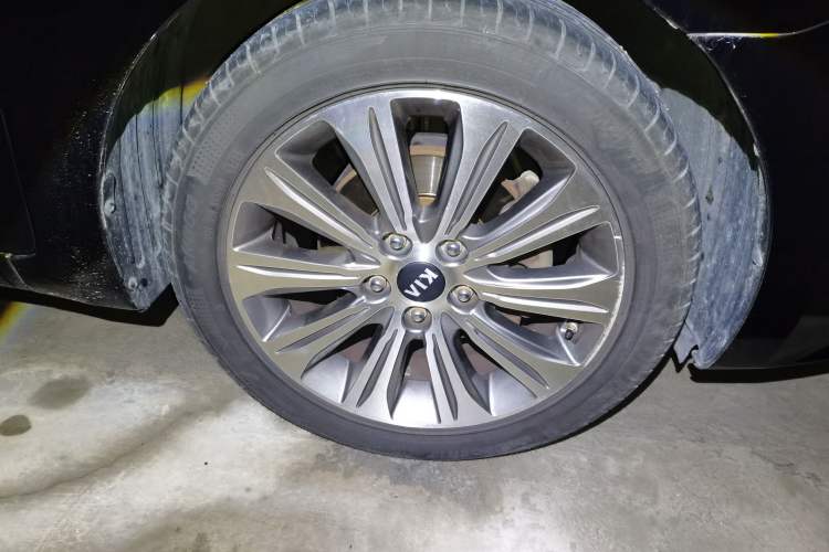 Used Kia K4 2014 1.8L Automatic DLX Right Front Wheel Hub