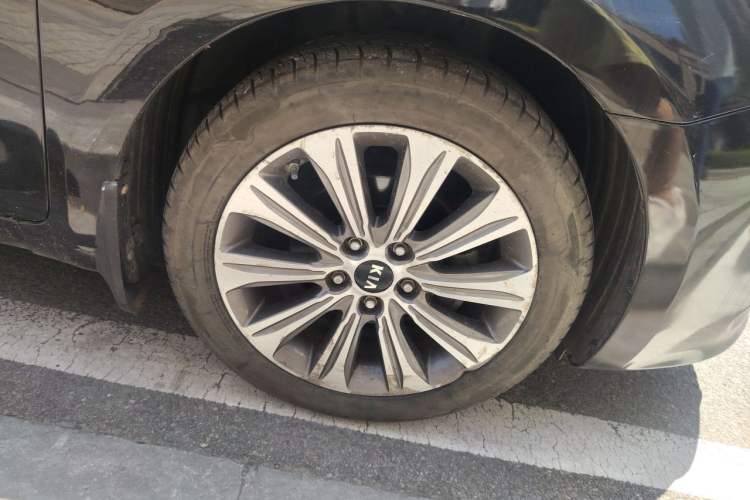 Used Kia K4 2014 1.8L Automatic DLX Right Front Wheel Hub