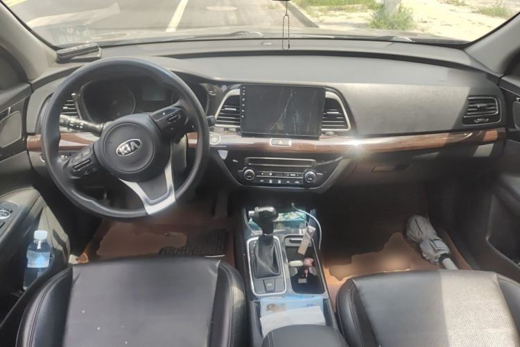Used Kia K4 2014 1.8L Automatic GLS Center Console