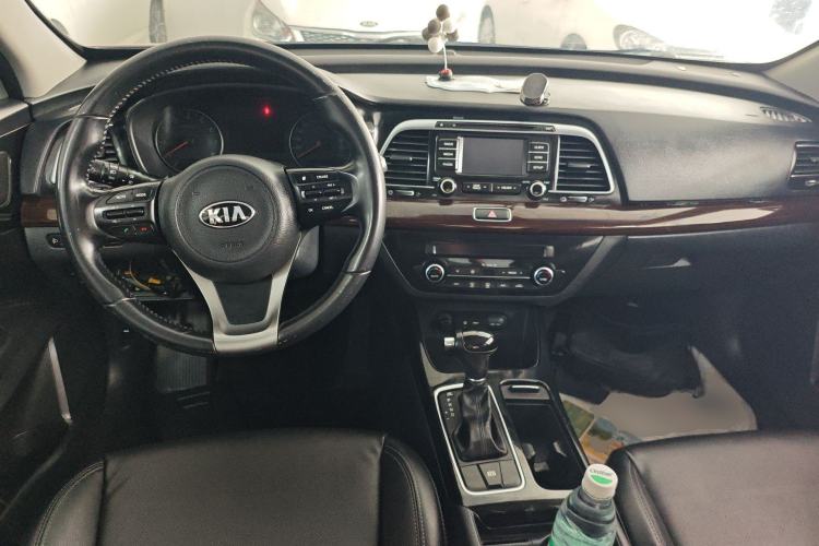 Used Kia K4 2014 1.8L Automatic DLX Center Console