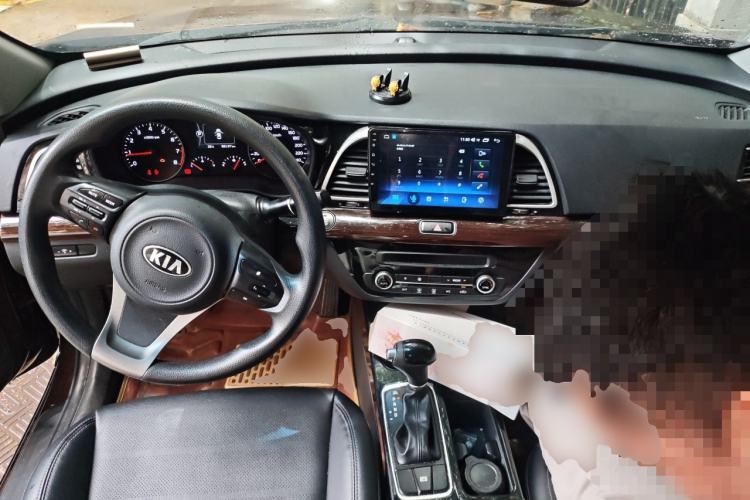 Used Kia K4 2014 1.8L Automatic GLS Center Console