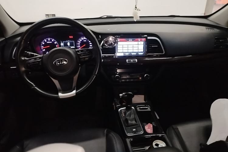 Used Kia K4 2014 1.8L Automatic DLX Center Console