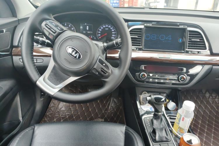 Used Kia K4 2014 1.8L Automatic GLS Center Console