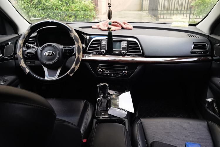 Used Kia K4 2014 1.8L Automatic GLS Center Console