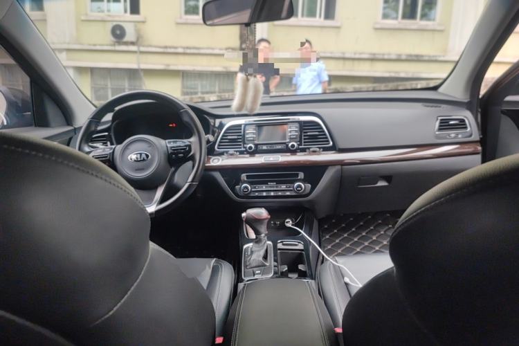 Used Kia K4 2014 1.8L Automatic DLX Center Console