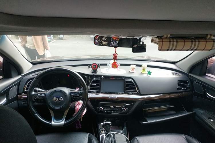 Used Kia K4 2014 1.8L Automatic DLX Center Console