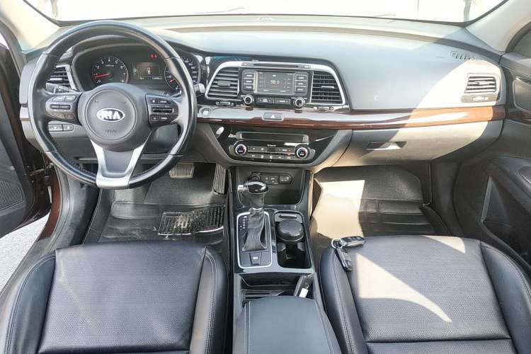 Used Kia K4 2014 1.8L Automatic DLX Center Console